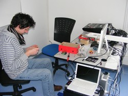 Cédric termine l'assemblage Cédric termine l'assemblage